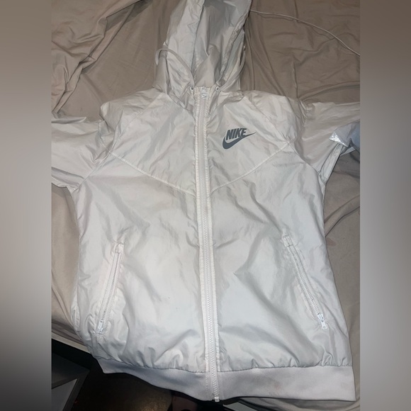 White Nike windbreakers. Size S Only stain is insidd the jacket - Picture 2 of 6